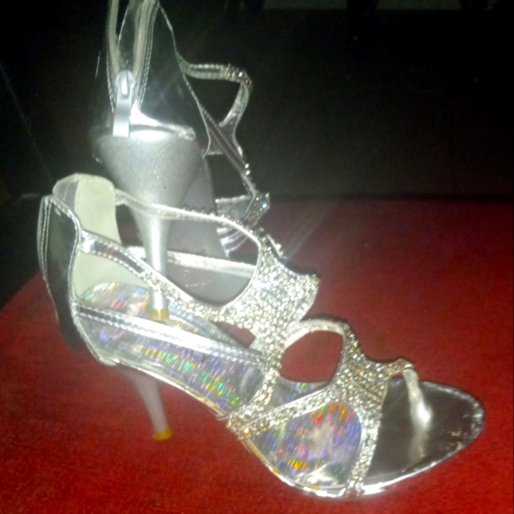 NWT Delicacy Heels diamond Silver 7.5